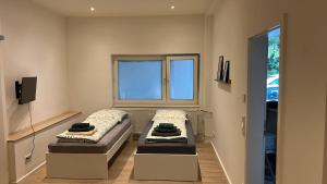 a room with two beds and a window at Feinlötstube in Alzenau