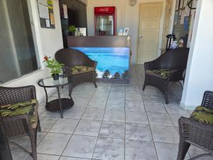 a lobby with chairs and a large fish tank at Pousada Vela Mar in Maragogi