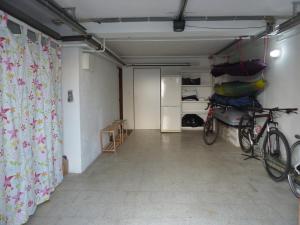 ズノイモにあるUbytování Vinohrady 73の自転車2台が駐車した部屋