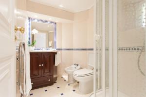 uma casa de banho com um WC, um lavatório e um chuveiro em Your Lisbon Home Príncipe Real em Lisboa