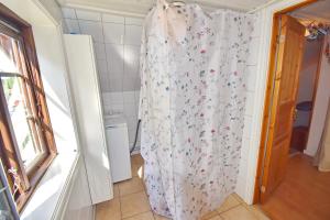 a room with a curtain with flowers on the wall at "Tuna Sol" in Vimmerby +23 photos