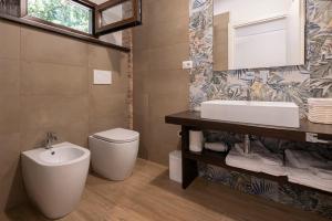 a bathroom with a toilet and a sink at La Corte Sul Lago in Cingoli