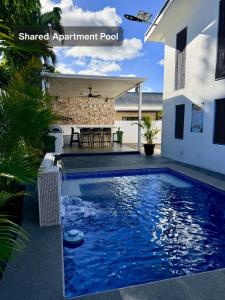 Piscina a Bountiful Estates Nadi o a prop