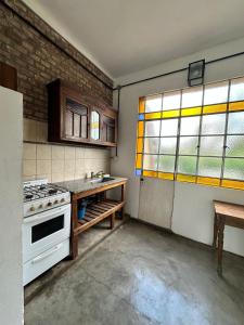 an empty kitchen with a stove and some windows at Casa Casona Las Toscas in Miramar