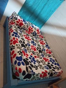 a bed with two pillows on top of it at Cabaña Villa Samantha in Buenaventura
