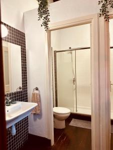 a bathroom with a toilet and a sink and a shower at Coliving Tenerife - Villa La Laguna in Las Lagunas +51 photos