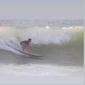 a person riding a wave on a surfboard in the ocean at El Duke Kahanamoku surf hostel in Pacasmayo +40 photos