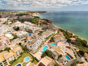 eine Luftansicht auf eine Stadt und das Meer in der Unterkunft Apartamentos Do Parque in Albufeira