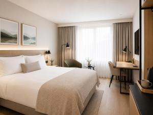 a hotel room with a bed and a desk at KM Rentals - Lillestrøm City Centre - Selected Hotels in Lillestrøm