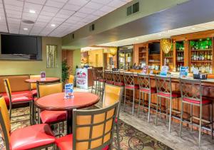 a restaurant with tables and chairs and a bar at Quality Inn East Stroudsburg - Poconos in East Stroudsburg