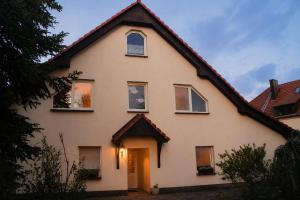 a white house with a gambrel roof at Pension Glück in Schleife