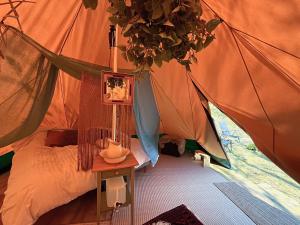 ein Schlafzimmer mit Bett in einem Zelt in der Unterkunft Eden Baths in Averoy