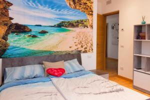a bedroom with a painting of a beach at LoSteLaDa sul lago di Como in Colico