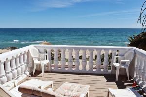 a balcony with chairs and the ocean in the background at Casa Evita in Puerto Peñasco