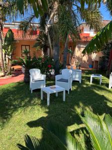 a group of chairs and tables in a yard at Villette Isabella in Parghelia
