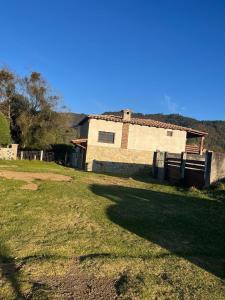 a house with a fence in front of a yard at Hermosa cabaña de lujo MADERA in Tochimpa