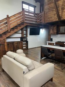 a living room with a white couch and a table at Hermosa cabaña de lujo MADERA in Tochimpa
