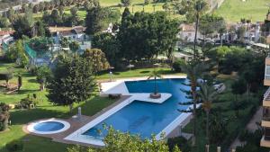 an overhead view of a large swimming pool in a yard at Estudio Bellavista La Colina in Torremolinos