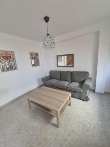 ein Wohnzimmer mit Sofa und Couchtisch in der Unterkunft 1ºB Escobar in Nerja