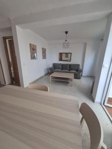 ein Wohnzimmer mit Sofa und Tisch in der Unterkunft 1ºB Escobar in Nerja