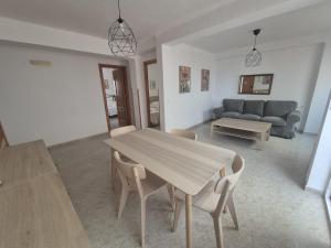 ein Wohnzimmer mit einem Tisch und einem Sofa in der Unterkunft 1ºB Escobar in Nerja