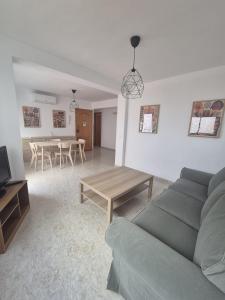 ein Wohnzimmer mit Sofa und Tisch in der Unterkunft 1ºB Escobar in Nerja