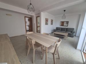 ein Wohnzimmer mit Tisch, Stühlen und Sofa in der Unterkunft 1ºB Escobar in Nerja + 31 Fotos