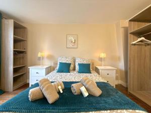 a bedroom with a bed with towels on it at Hypercentre Fontainebleau -Tout confort 2 chambres in Fontainebleau
