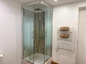 a glass shower in a bathroom with wine bottles at Hypercentre Fontainebleau -Tout confort 2 chambres in Fontainebleau +8 photos