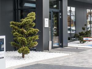 un albero di Natale davanti a un edificio di Mercure Bialystok a Białystok