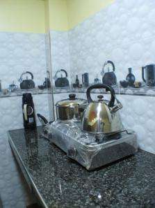 a tea kettle on a counter in a kitchen at Imasmari Wasi in Pisac