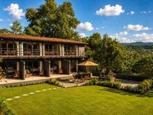 an exterior view of a house with a yard at Orgánico Hotel Boutique VALLE DE BRAVO in Valle de Bravo