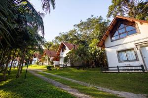 a white house with a tree lined driveway at Pousada Highland in Santo Antônio do Pinhal +79 photos