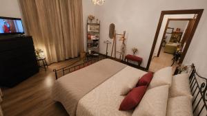 a bedroom with a bed and a couch at B&B La Torretta dei Ricordi in Formigine