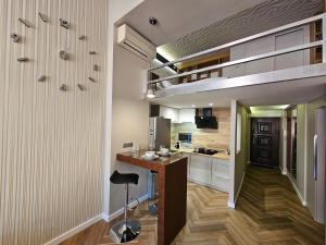 a small kitchen with a bar and a loft at Vision Luxury Apartment Rynek in Wrocław
