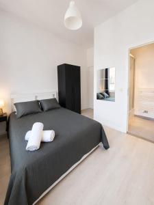 a bedroom with a bed with a white towel on it at Maison de Florence in Brussels