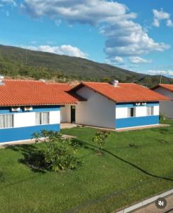 ein Haus mit roten Dächern und einem grünen Garten in der Unterkunft Aguazul Hotel in Augusto de Lima