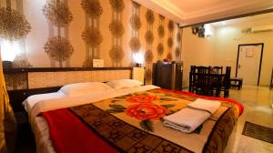 Hotel Ashlesh Manipal客房内的一张或多张床位