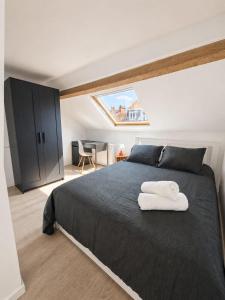 a bedroom with a bed with two towels on it at Maison de Florence in Brussels +8 photos