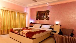 Hotel Ashlesh Manipal客房内的一张或多张床位