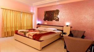 Hotel Ashlesh Manipal客房内的一张或多张床位