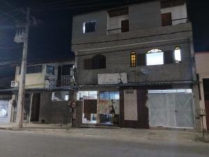 an old building on a street at night at Pousada Familiar 31 in Campos dos Goytacazes