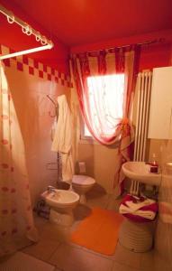 a bathroom with a toilet and a sink at Zio Stefy in Cittadella