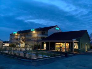 a building with lights on top of it at night at greet Hotel Belleville en Beaujolais A6 in Belleville-sur-Saône
