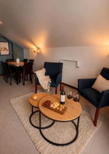 a living room with two chairs and a table with wine glasses at Loft Ski el Colorado in Santiago +10 photos