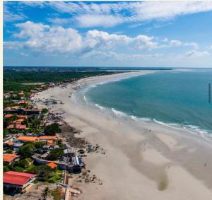 an aerial view of a beach with houses and the ocean at Apartamento no Beach Resort Salinas in Ilha de Atalaia +4 photos