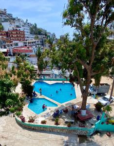 an overhead view of a large swimming pool with people in it at Casa Walton in Acapulco