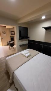 a bedroom with a bed with two towels on it at Green Valley Hydro Suite - Monte Verde-MG in Camanducaia