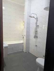 a bathroom with a tub and a toilet and a shower at Residence Emilienne in Cotonou