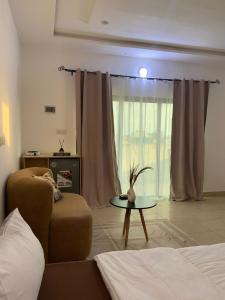 a living room with a couch and a table at Residence Emilienne in Cotonou